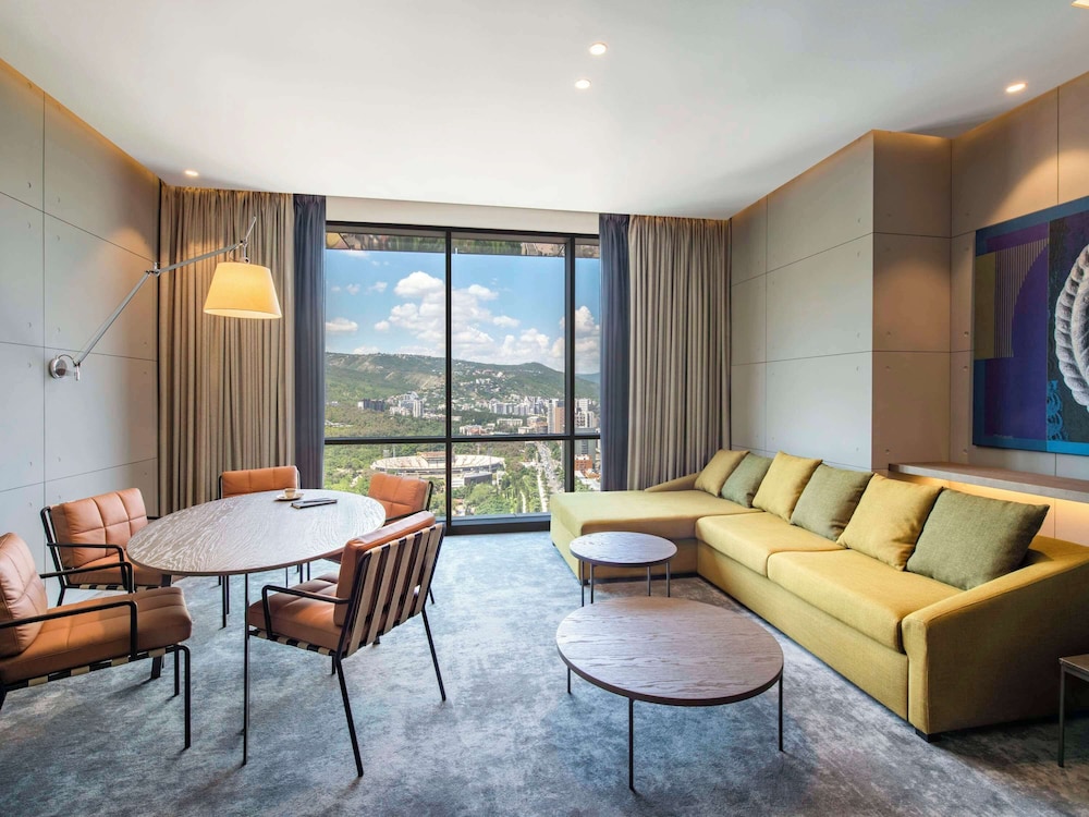 Suite - Photo 1