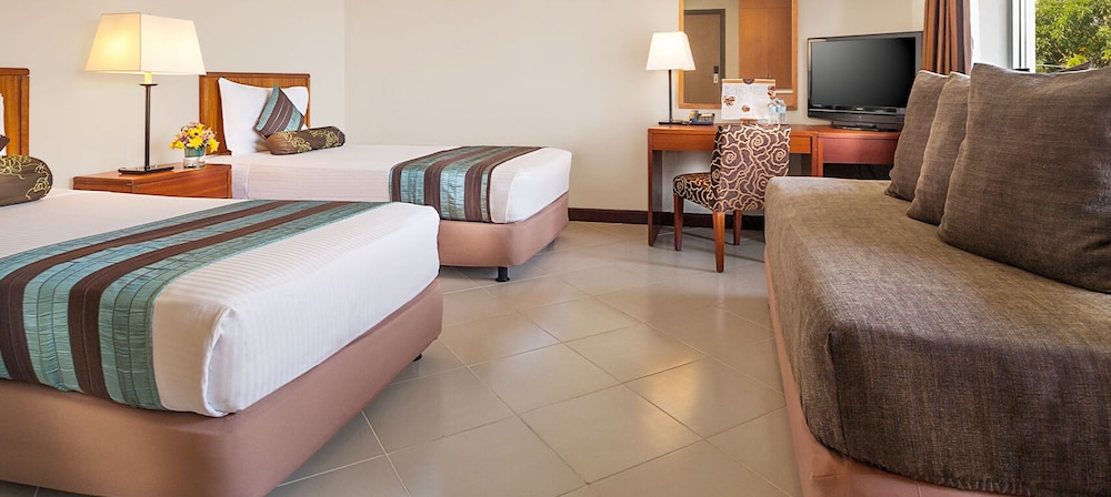 Deluxe Room with Bathtub (2 Adults Max) - Photo 2