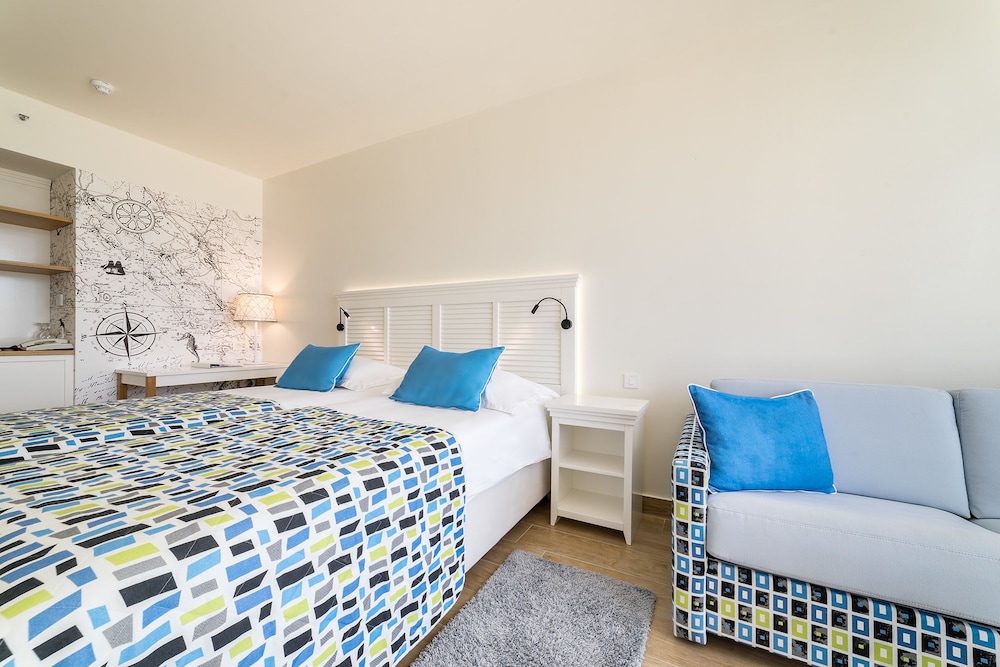 Double or Twin Room +2 27m² Courtyard/Park View with French Balcony - Photo 1