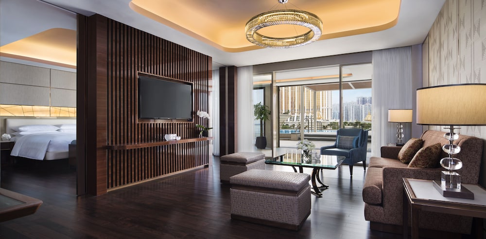 Executive Suite, 1 King Bed, Balcony (Retreat Pool Suite, Executive Lounge ) photo 2