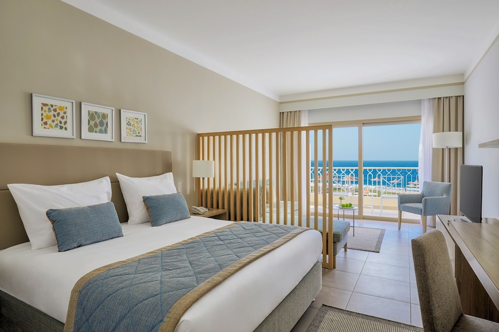 Deluxe Room, Pool View (Family, Queen Bed)