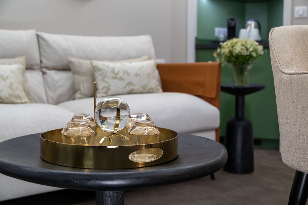 Signature Suite, 1 King Bed thumbnail 5