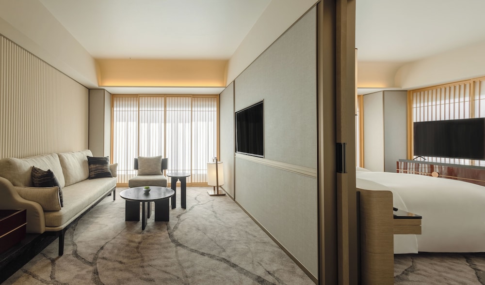 Suite, 1 Bedroom, Corner (1 King Bed) - Photo 3