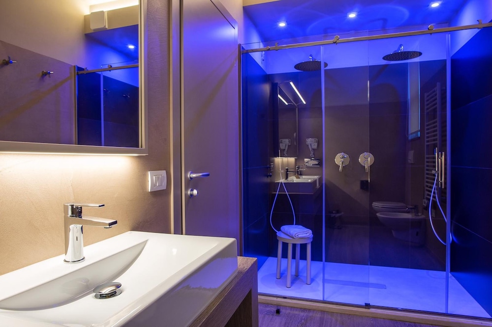 Luxury Suite - Photo 7