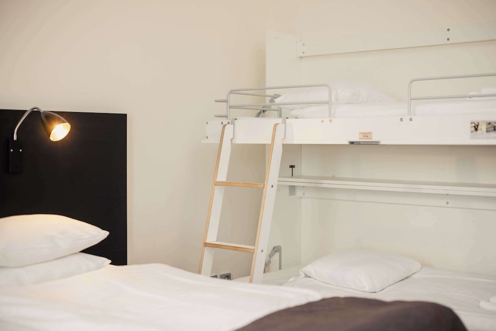 Family Room, Multiple Beds, Accessible, Non Smoking (Walk-in Shower)