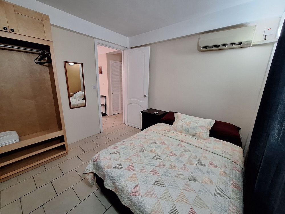 City Apartment, 1 Double Bed, Poolside photo 3