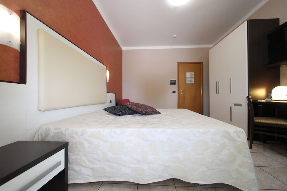 Standard Double Room, Terrace, Lake View photo 3