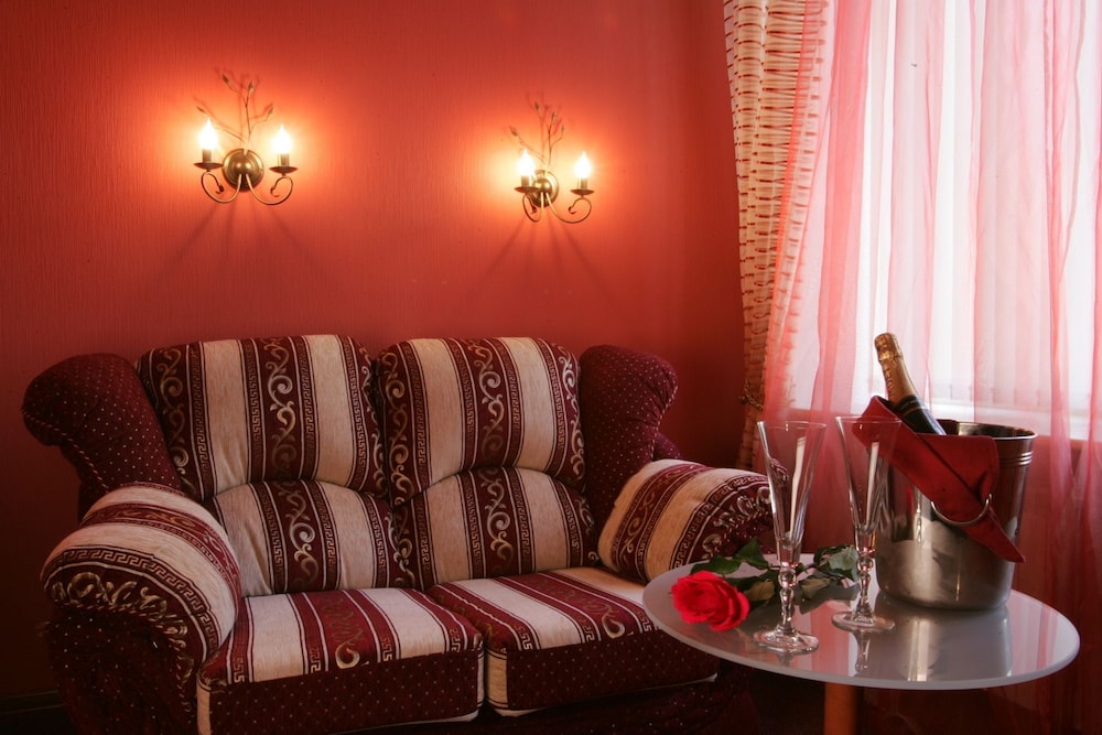 Luxury Hennessy Suite photo 1