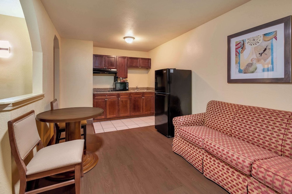 Suite, 2 Queen Beds, Smoking - Photo 3