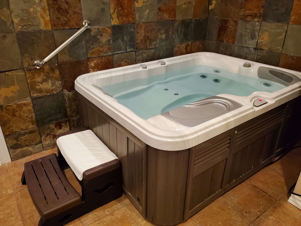 Honeymoon Suite (Not Pet Friendly) photo 1