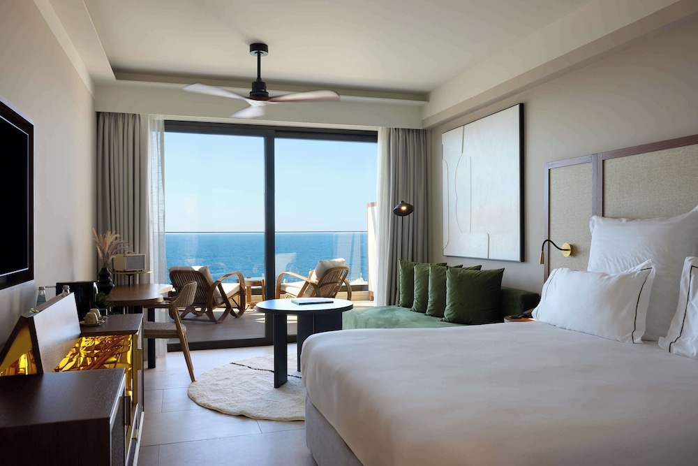 Junior Suite, 1 King Bed, Sea View thumbnail 5
