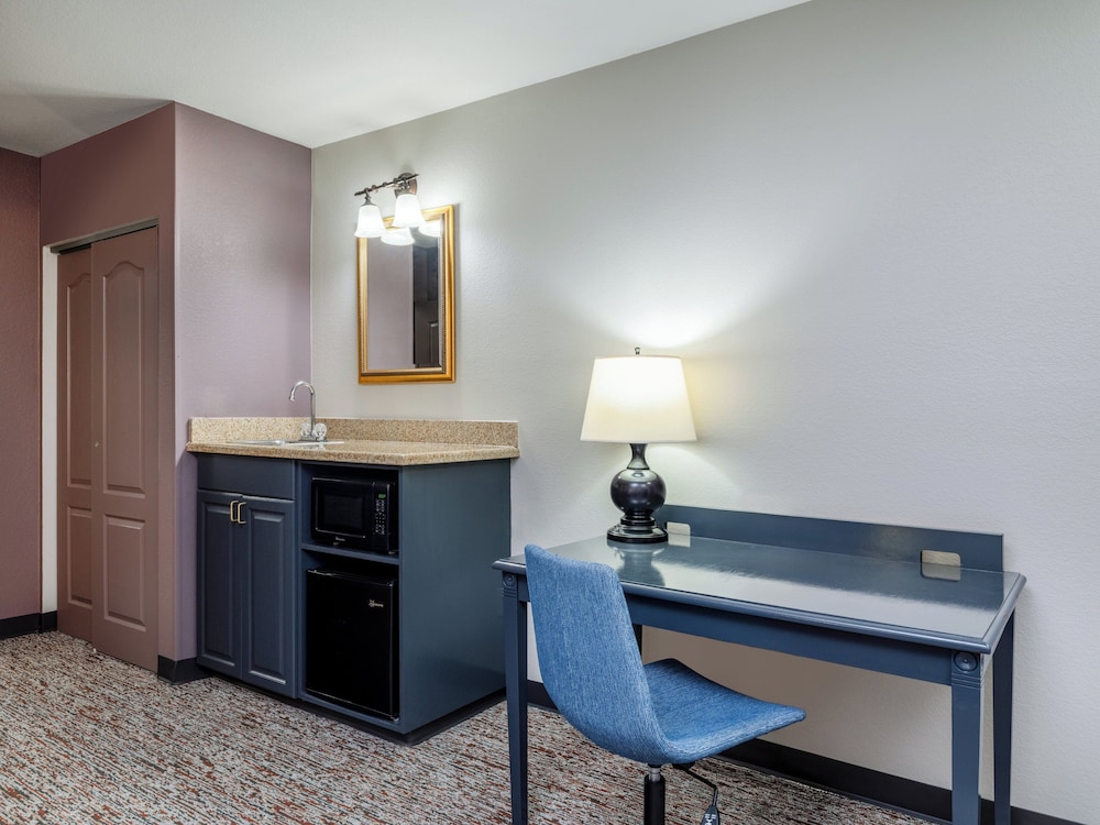 Suite, 2 Queen Beds - Photo 5