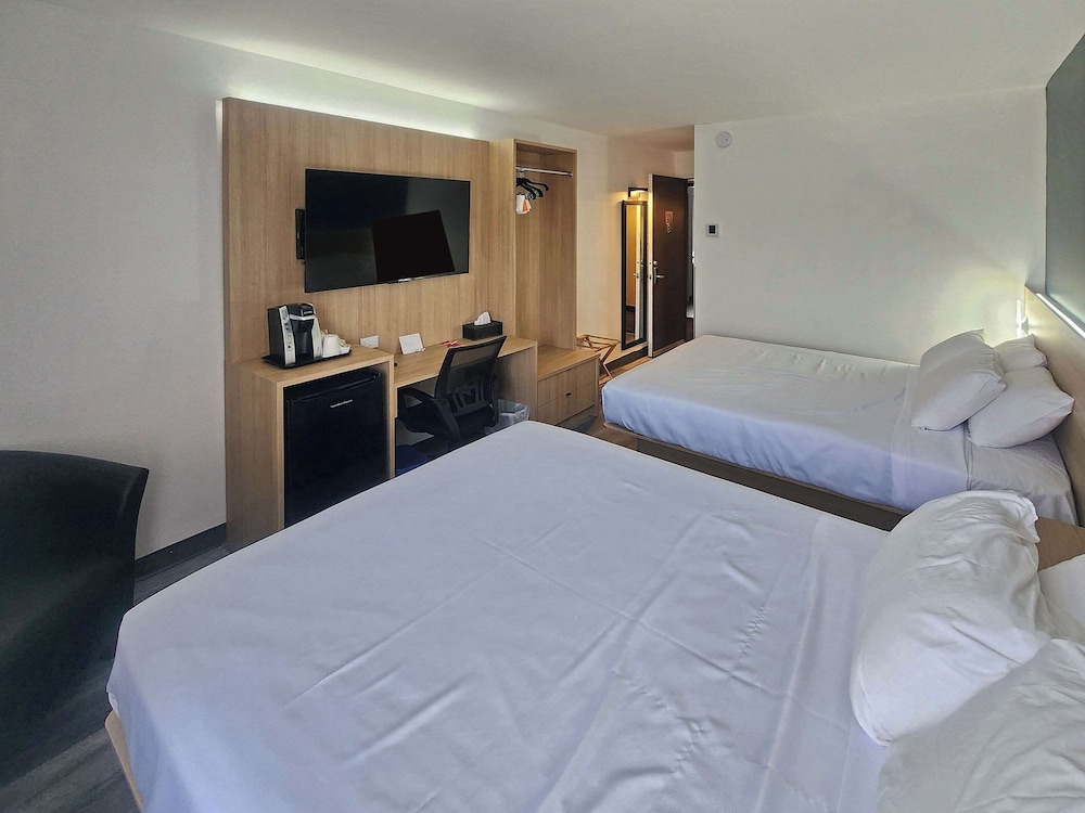 Room, 2 Queen Beds, Non Smoking - Photo 3