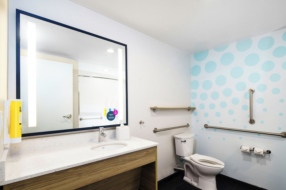 Room, 1 King Bed, Accessible, Bathtub - Photo 3