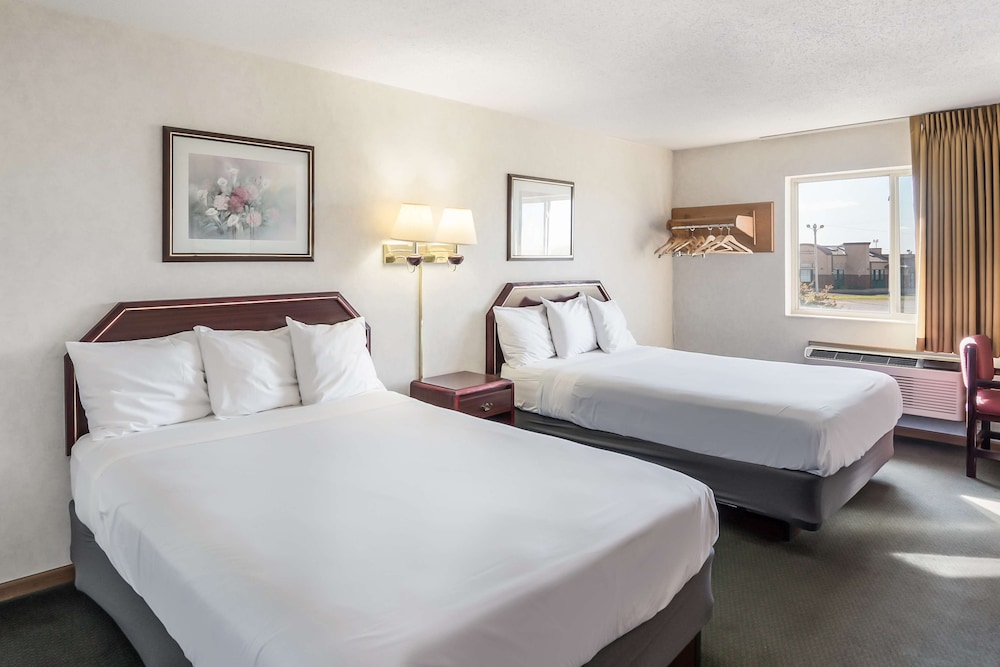 Room, 2 Queen Beds, Non Smoking - Photo 1