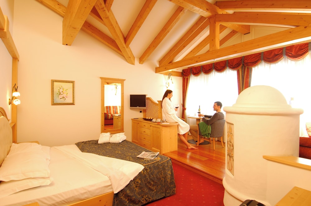 Superior Studio Suite, 1 King Bed with Sofa bed, Mountain View