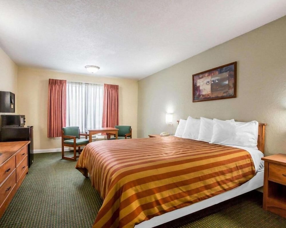 Room, 1 King Bed, Non Smoking - Photo 7