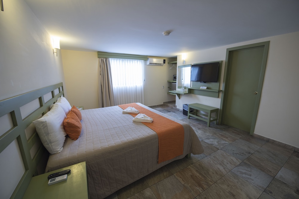 Comfort Room, 1 King Bed, Non Smoking photo 3