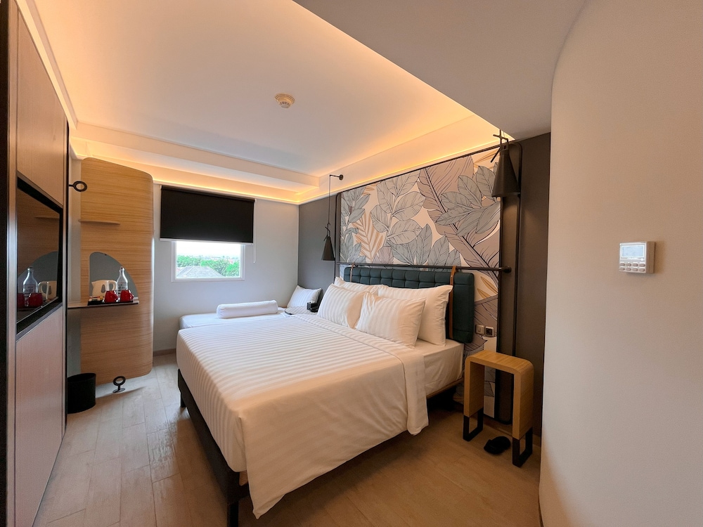 Deluxe Room, 1 Queen Bed with Sofa bed (with Single Sofa Bed) photo 2