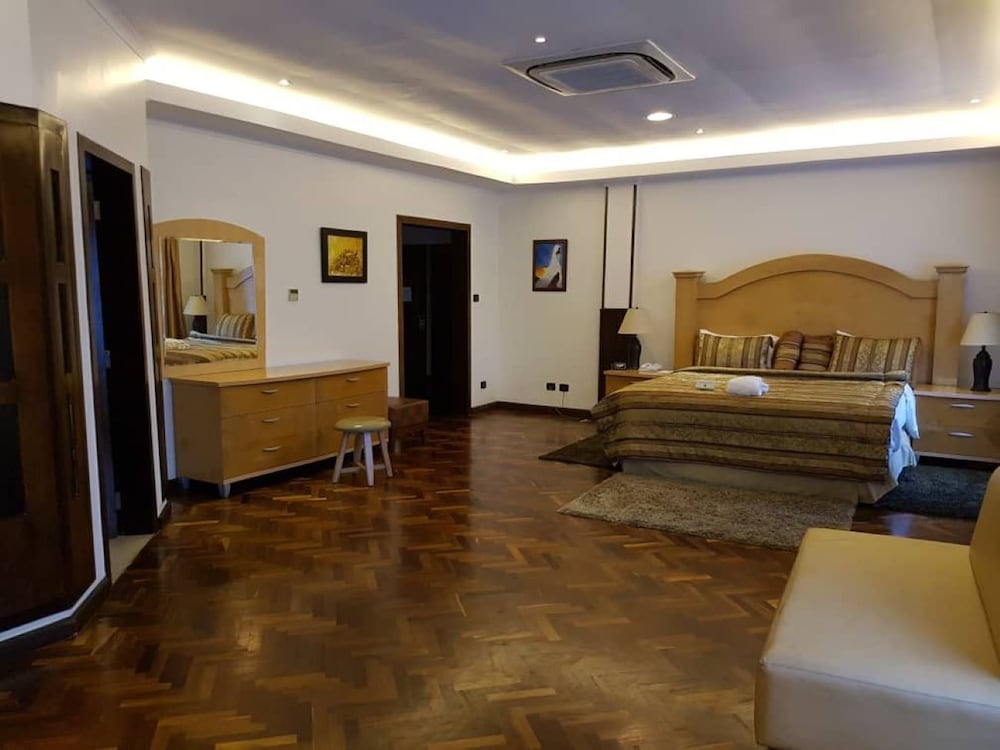 Suite, 1 Bedroom, Smoking (Super King) photo 2