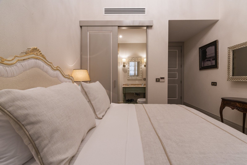 Superior Room, 1 Double Bed, Non Smoking, Annex Building photo 1