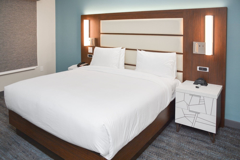 Suite, 1 Bedroom - Photo 2