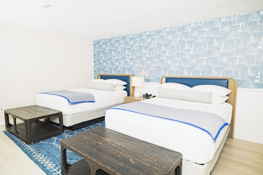 Standard Double Room, 2 Queen Beds, Roll-in Shower, City View - Photo 1
