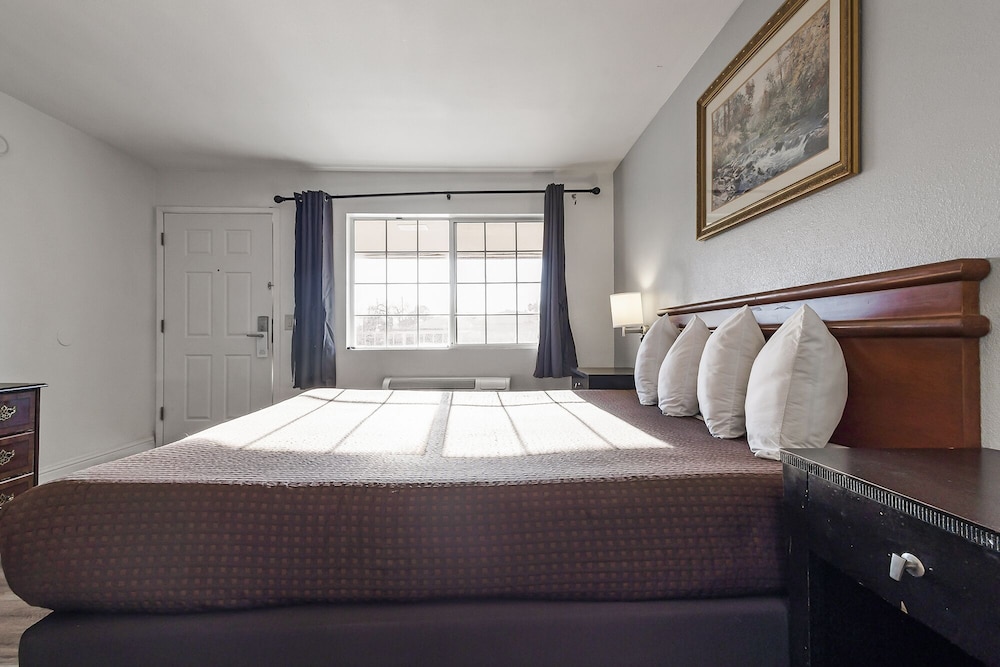 Standard Room, 1 King Bed photo 2