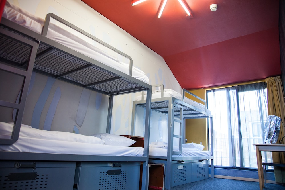 Bed in a 4-Person Mixed Dormitory Ensuite photo 3