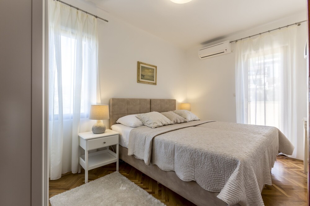 Luxury Villa, 6 Bedrooms, Pool View