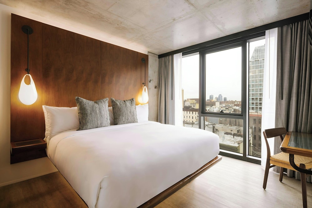 Room, 1 King Bed (Mobility Accessible W/ Roll-In Shower) photo 1