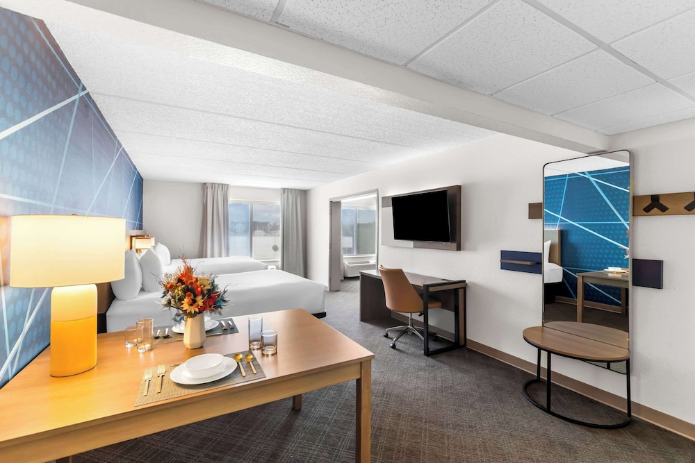 Suite, Multiple Beds, Non Smoking - Photo 4