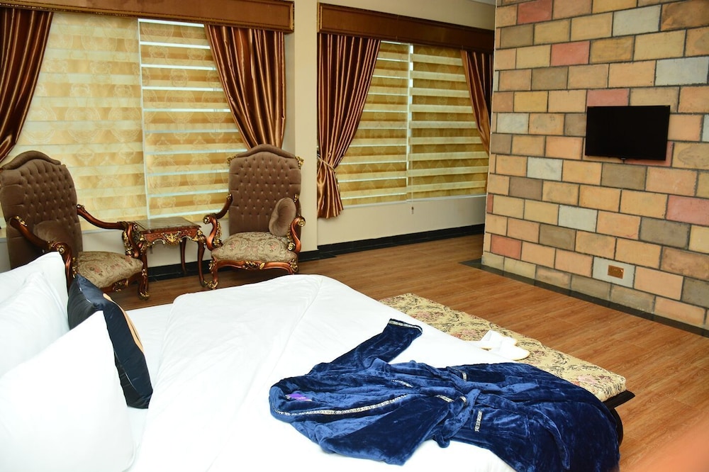 Queen Suite photo 3