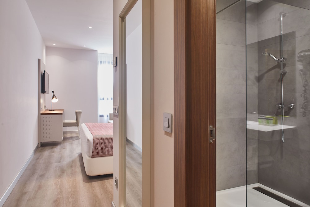 Deluxe Triple Room (2 Adults + 1 Child) photo 3