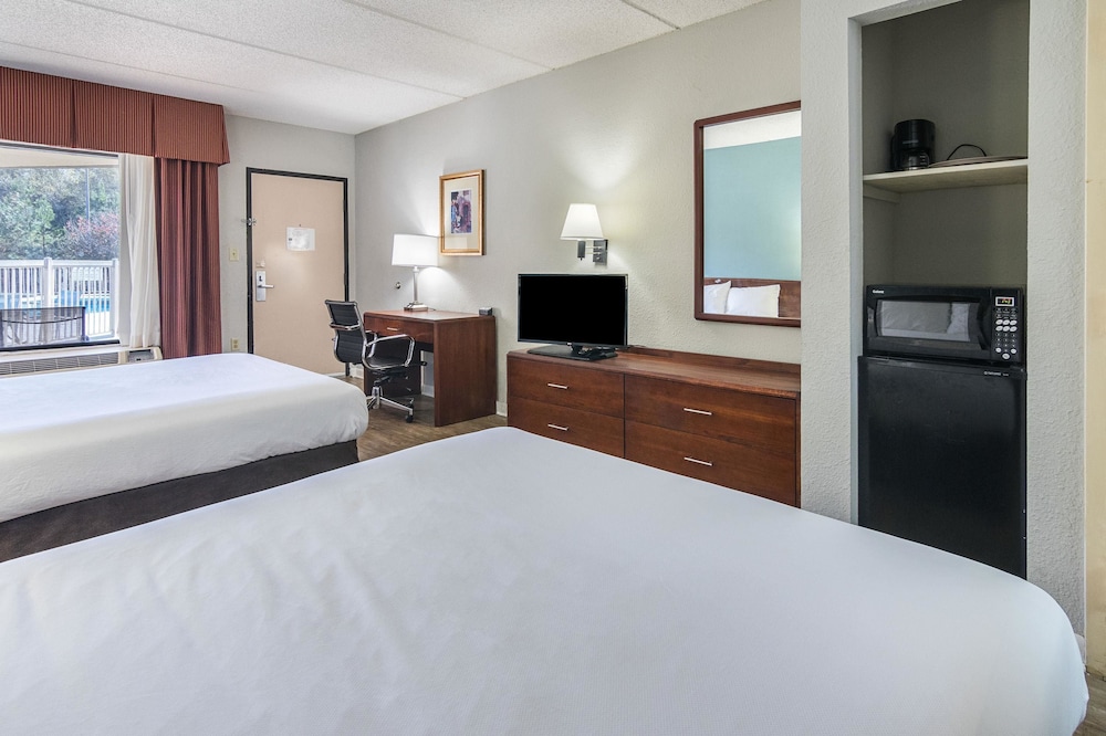 Standard Room, 2 Queen Beds, Non Smoking photo 2