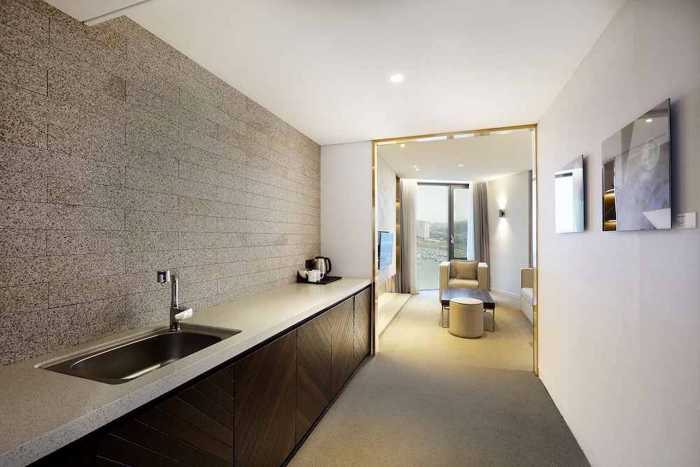 Junior Suite King (Complimentary Pool Access for 2) - Photo 9