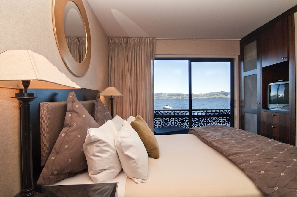 Junior Suite Queen with Lake View photo 1