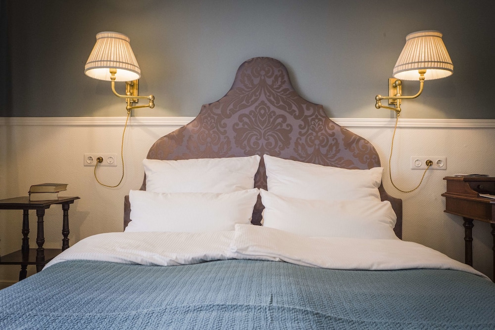 Cabinet Double Room
