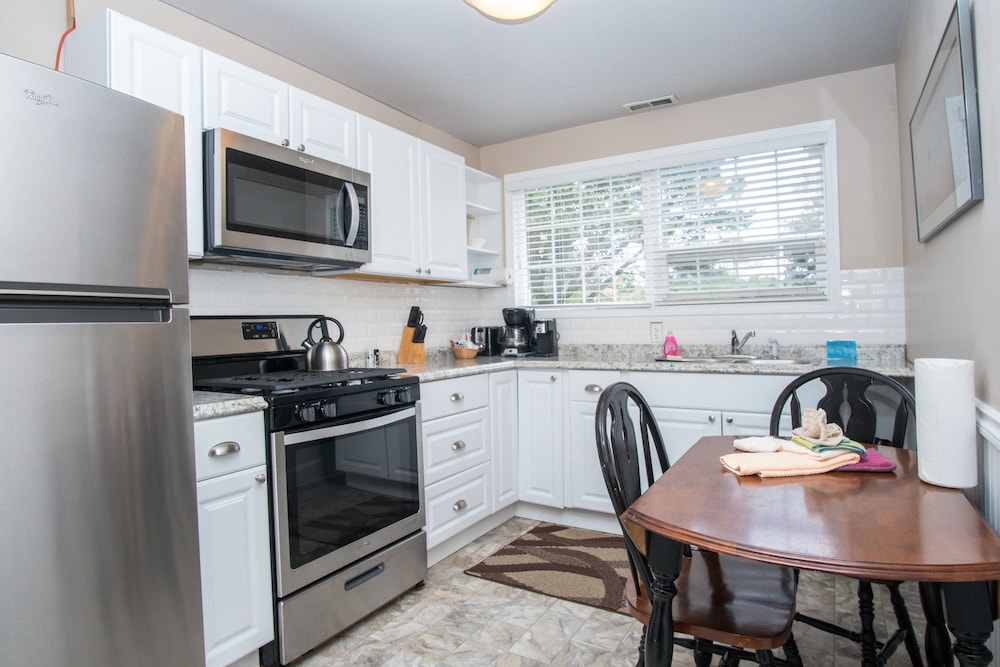 Basic Suite, 1 King Bed, Kitchen photo 2