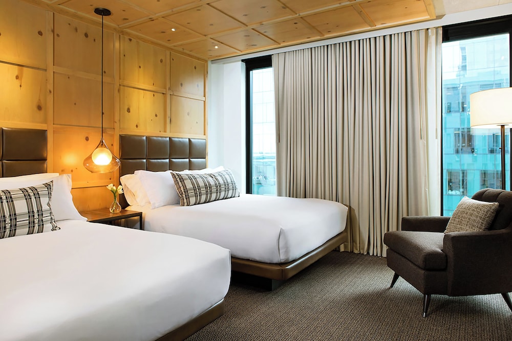 Deluxe Room, 2 Queen Beds, Accessible (Shower)