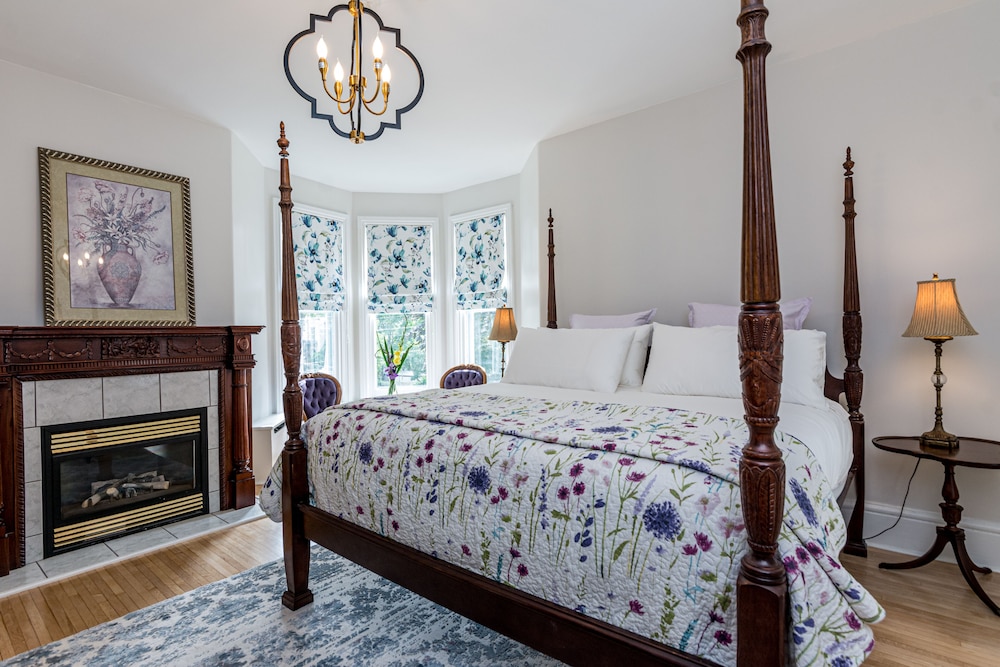 Room, 1 King Bed (McKay)