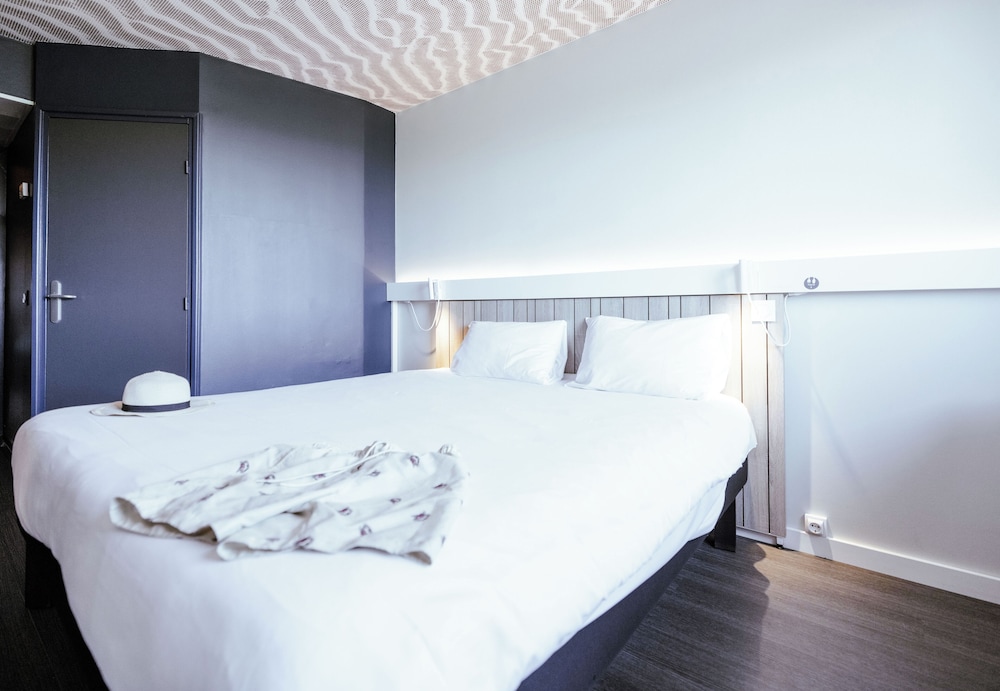 Standard Room, Multiple Beds - Photo 3