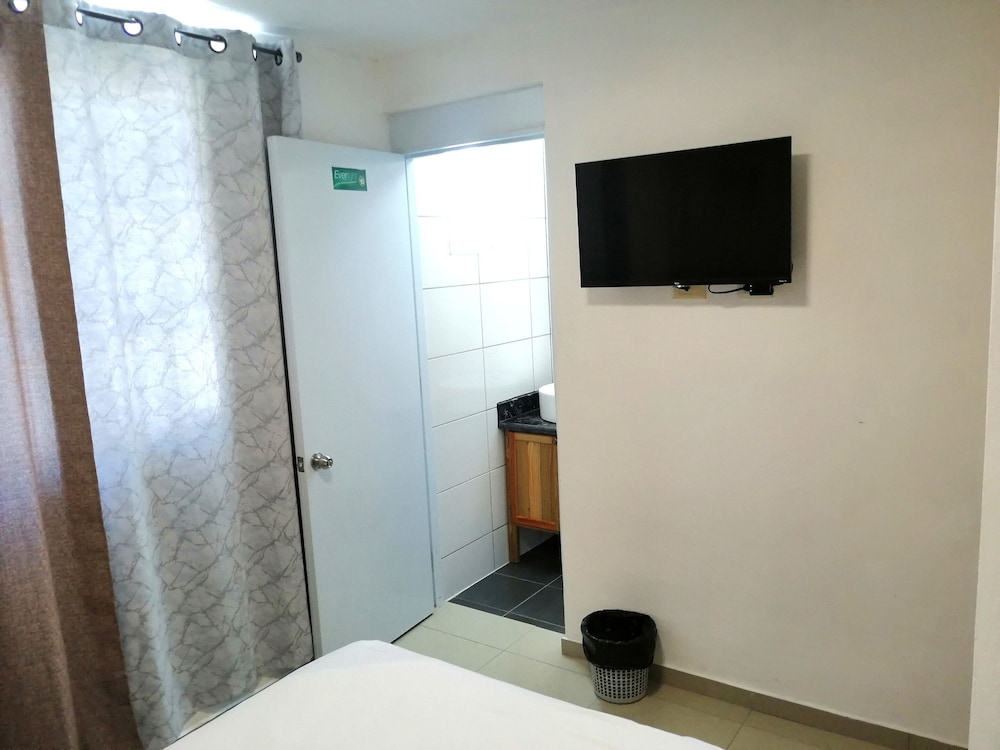 Standard Room, 1 Queen Bed photo 3