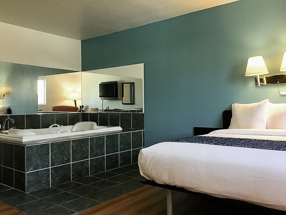 Room, 1 Queen Bed, Non Smoking (Efficiency) photo 2
