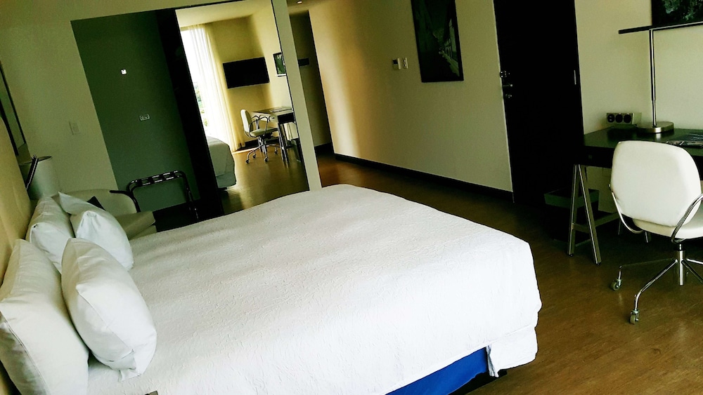 Room, 1 Queen Bed, Refrigerator & Microwave