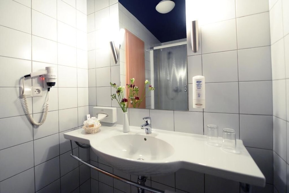 Standard Double or Twin Room - Photo 2