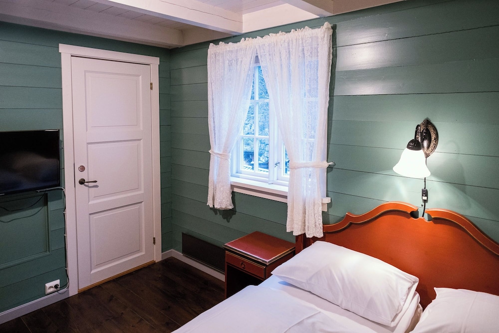 Economy Twin Room photo 3