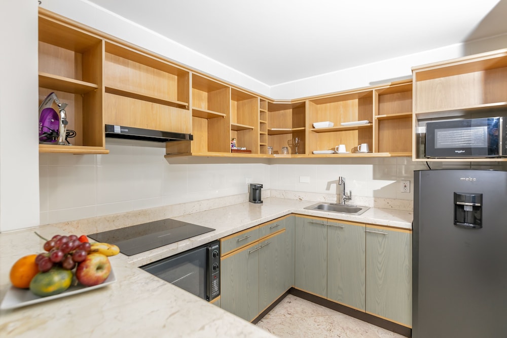 Business Room, 1 King Bed, Kitchen - Photo 4