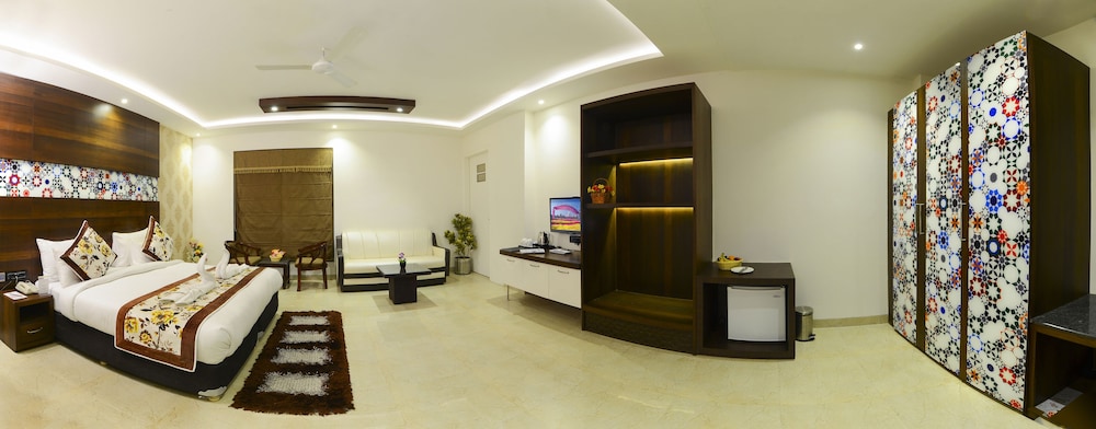 Suite - Photo 1