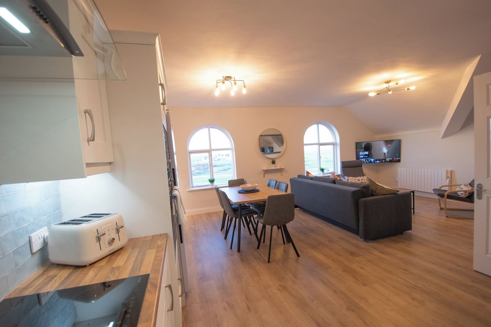 Luxury Penthouse Overlooking Main Beach photo 3